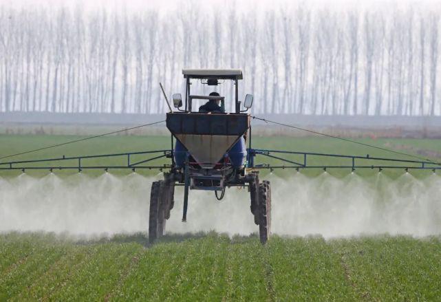 掀起了春季田间管理的高潮,职工利用各种机械喷洒农药,微肥,除草剂等